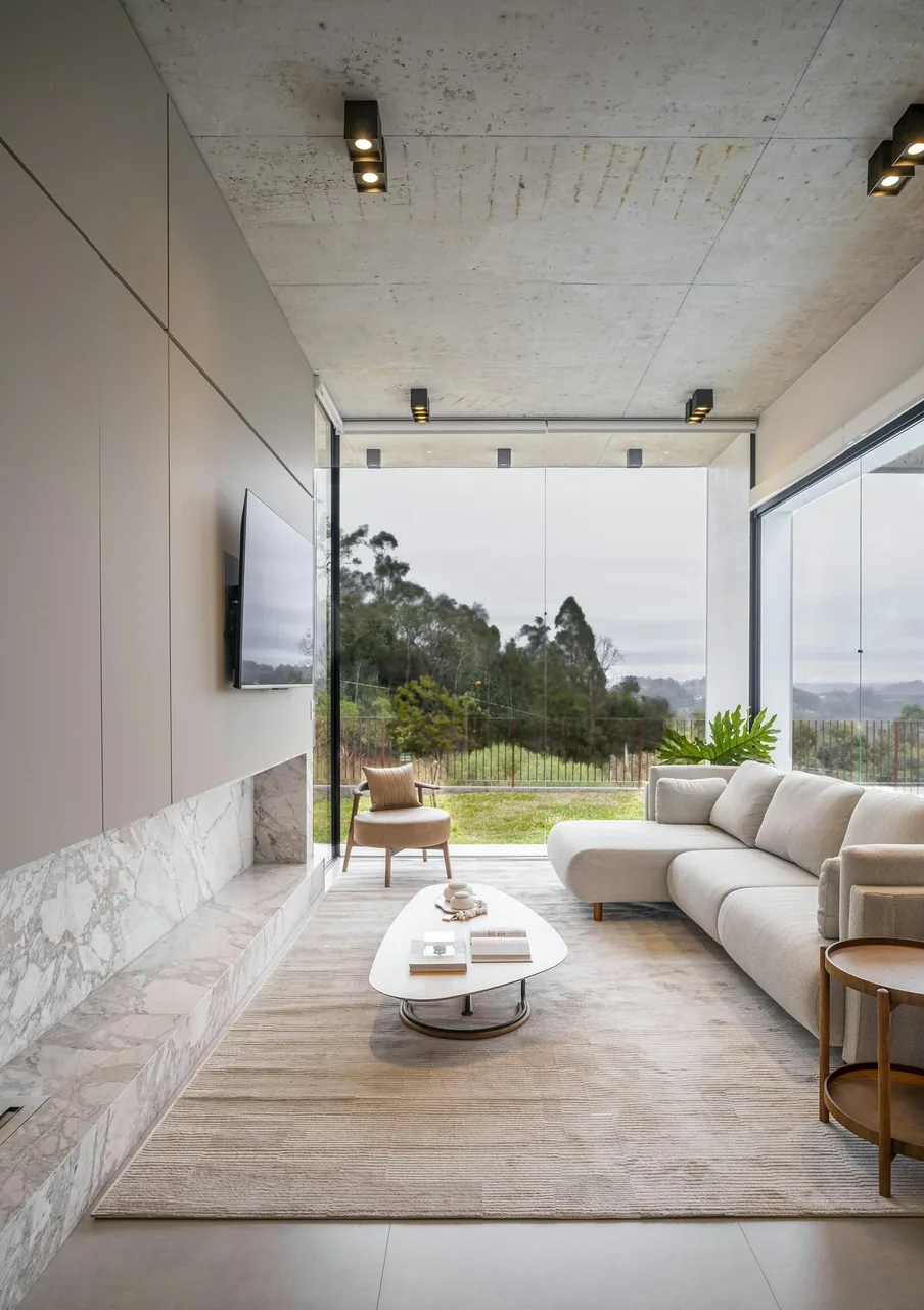 Interno di design con porta su misura